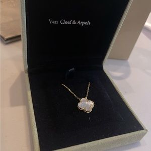 Preowned Van Cleef& Arpels Necklace Yello Gold